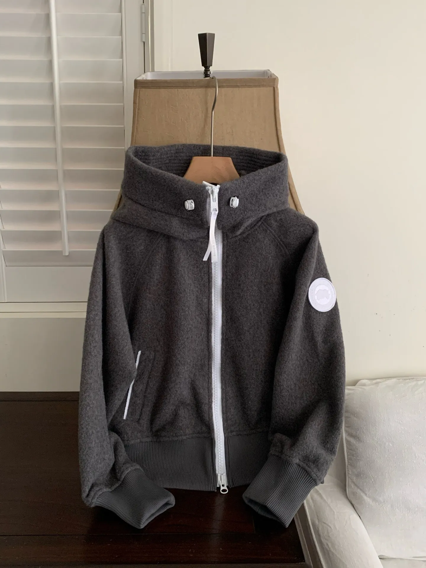 P580 top version Canada Goose solid color hooded cashmere jacket, exclusively customized wool fabric, containing 60% wool content! Super lightweight, soft and warm! The high-tech breathable space cotton liner makes the entire garment very stiff and soft, comfortable and lightweight at the same time. Breathable, soft, non-stuffy, lightweight, stylish, and non-deformable. The iconic double-striped reflective strips are designed behind the collar and hood. No detail is missed. The front placket allows you to easily cope with seasonal changes and calmly resist bad weather. High-density goose emblem. All threaded accessories are customized. Loose fit and adjustable drawstring. Not bloated at all. Quite fashionable. It can be said to be a very unique design. This year's must-have style is the same for men and women. Style No.: A107# Color: Black Gray Size: S-XL